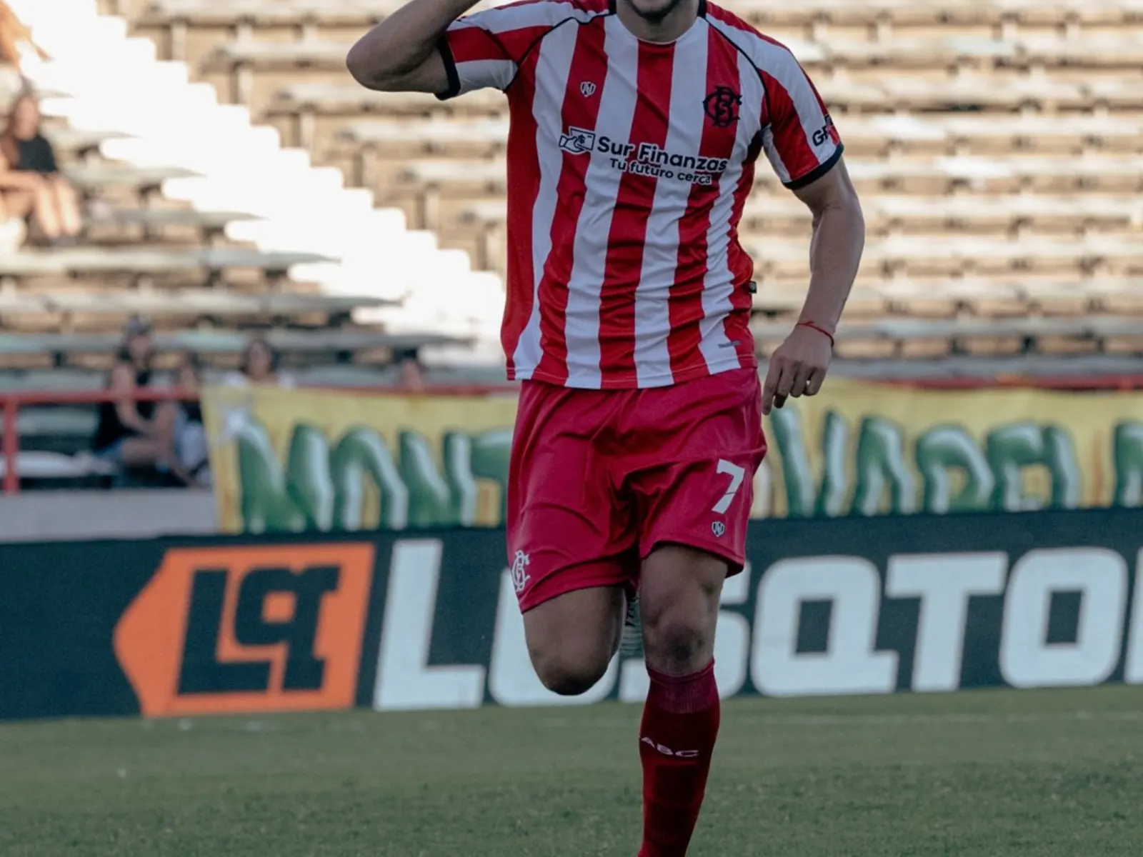 Facundo Bruera celebra un gol durante un partido de Barracas Central.