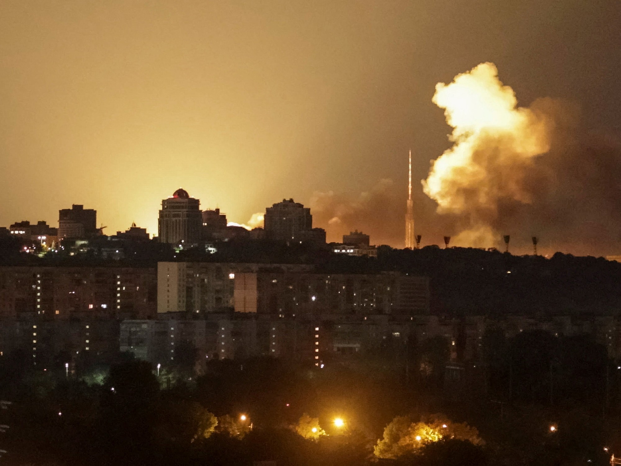 Edificio residencial dañado tras un ataque nocturno ruso contra Kiev.