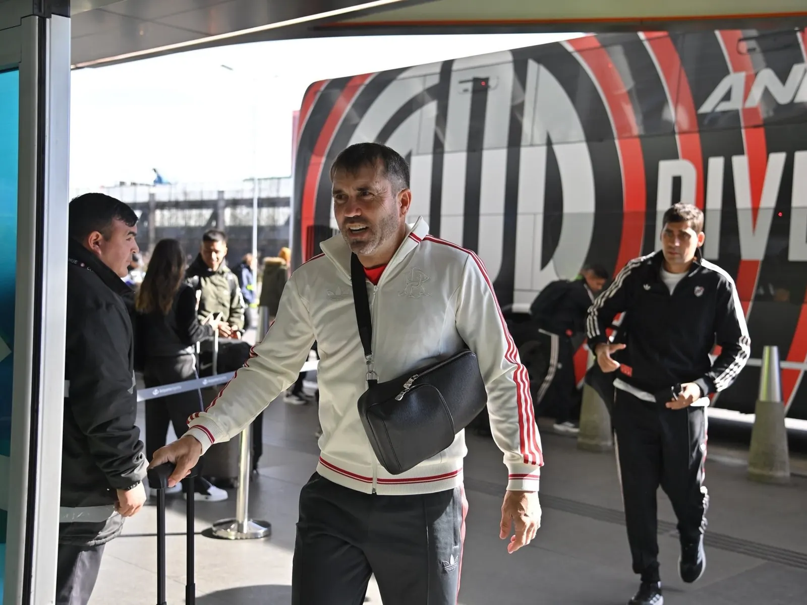Jugadores de River Plate entrenando en las instalaciones deportivas de Alicante, España.