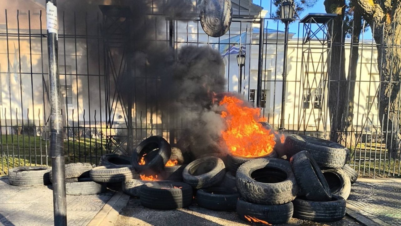 Protesta docente en Santa Cruz: queman neumáticos frente a Gobernación en el día del cumpleaños del mandatario