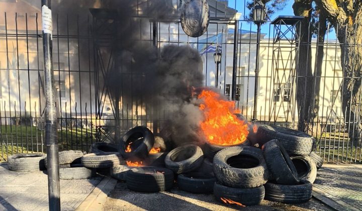 Protesta docente en Santa Cruz: queman neumáticos frente a Gobernación en el día del cumpleaños del mandatario