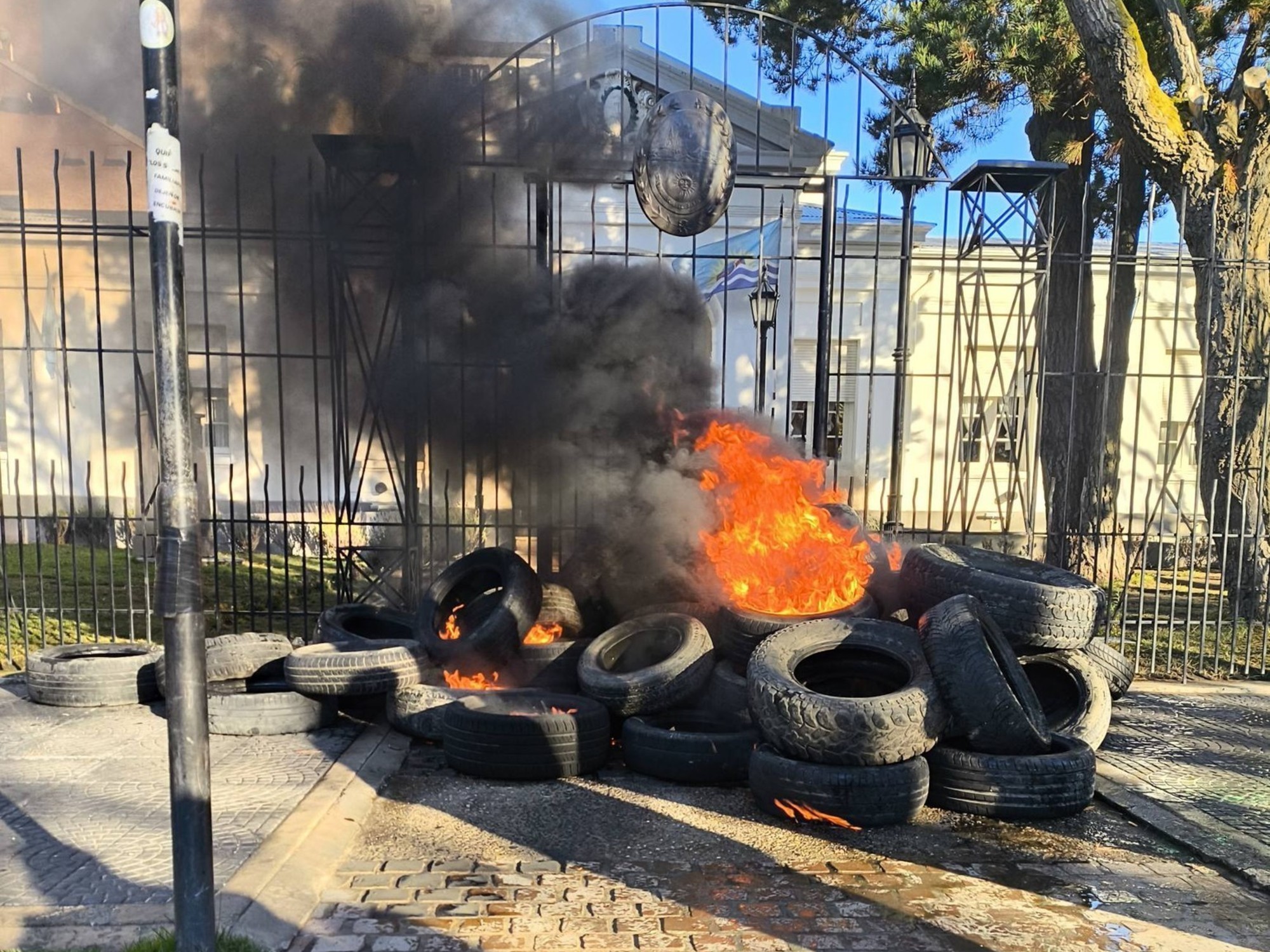 Docentes en Santa Cruz queman neumáticos frente a la Casa de Gobierno en protesta