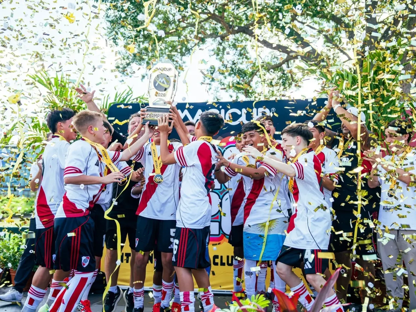 Jugadores de la categoría 2014 de River Plate festejando un gol durante la final de la MagiCup en Estados Unidos.