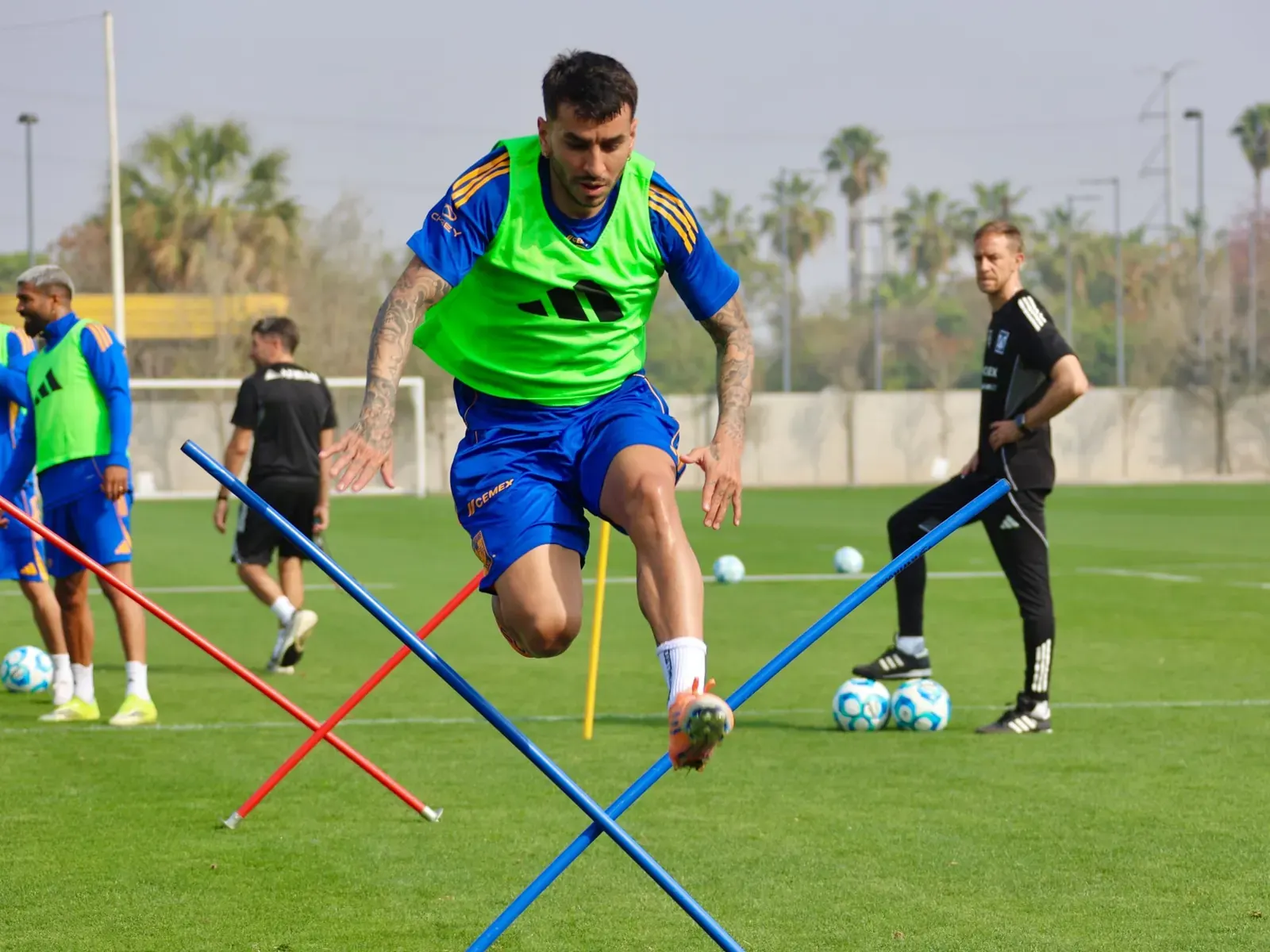 Jugador de fútbol Ángel Correa posando durante un entrenamiento con el equipo de Tigres.