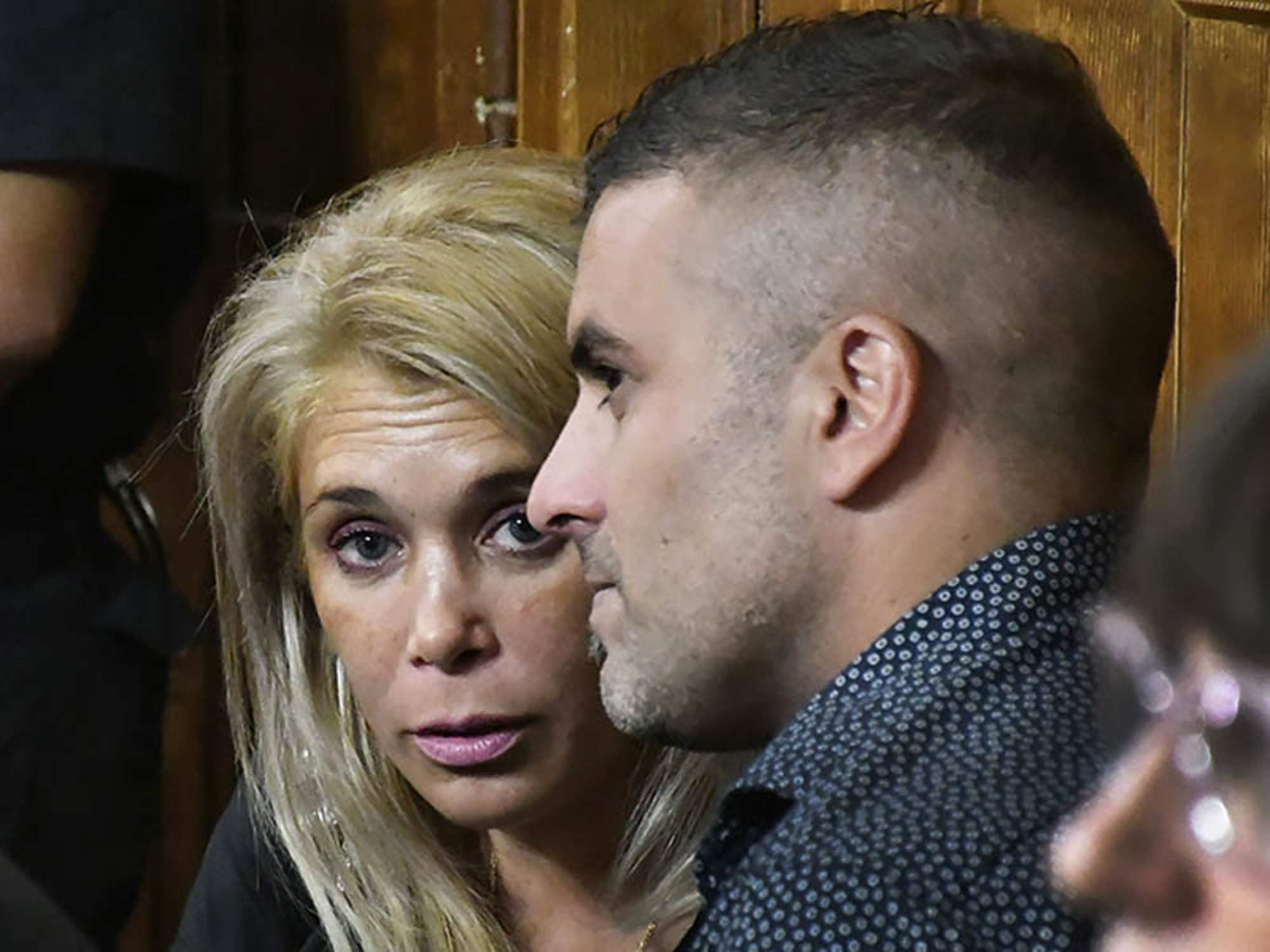 Agentes policiales deteniendo a una persona en el marco de un operativo