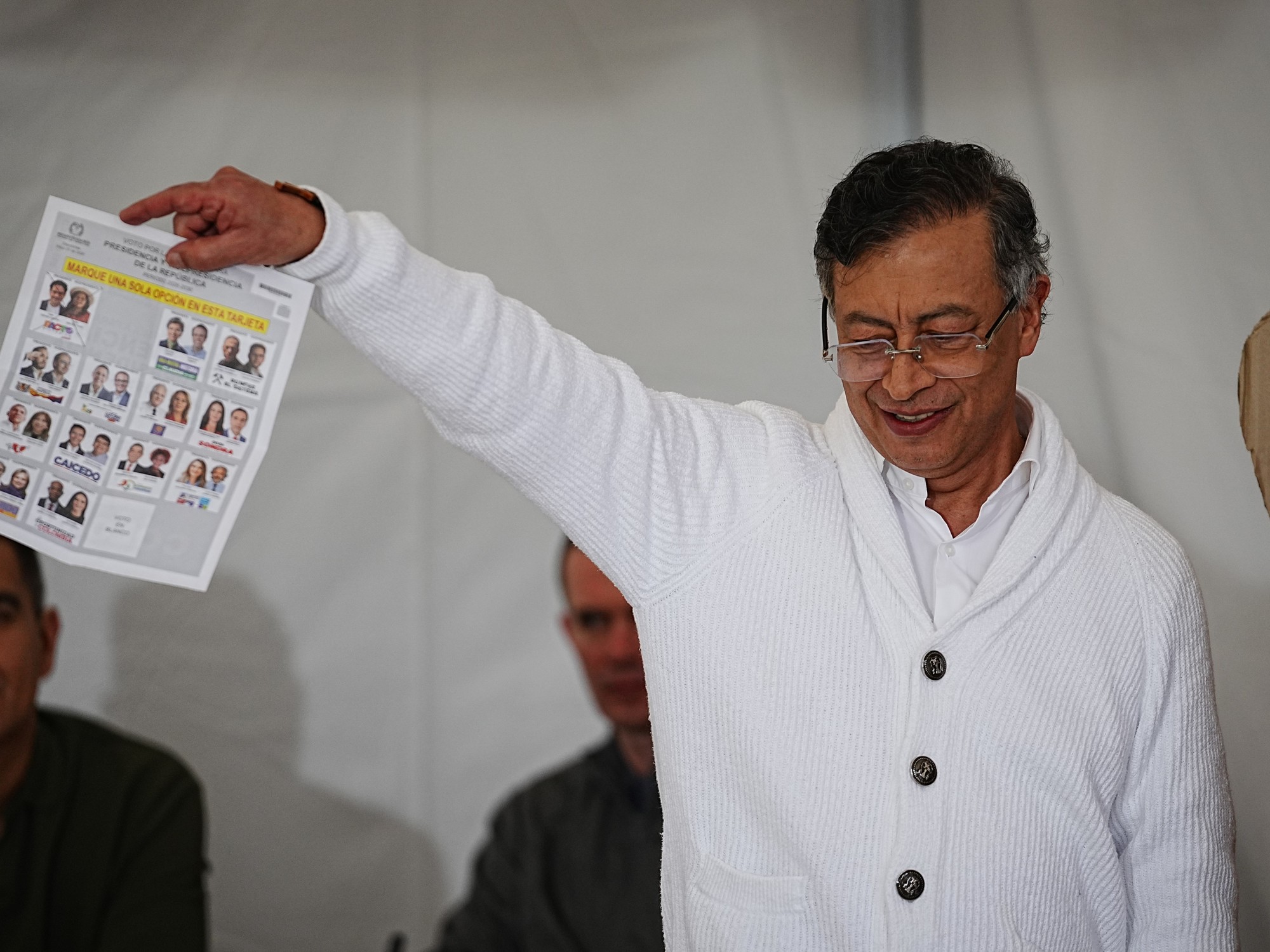Presidente colombiano Gustavo Petro emite su voto en las elecciones presidenciales.