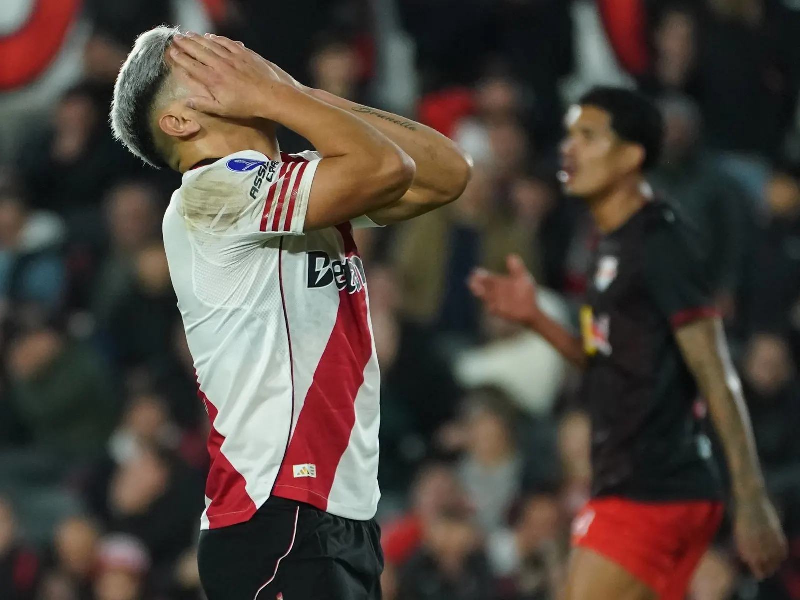 Maxi Salas, jugador de River Plate, en acción durante un partido.