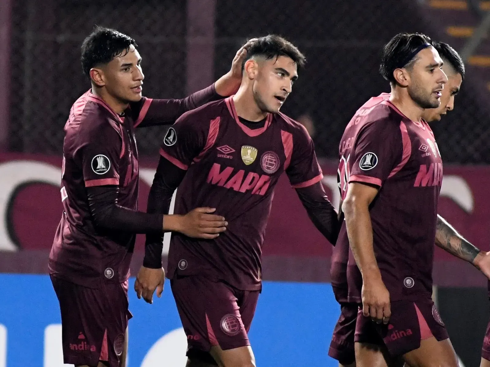 Jugador de Lanús celebra un gol contra Mirassol