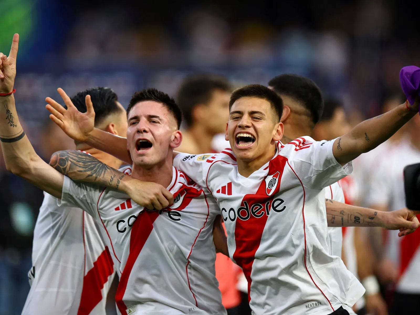 Franco Mastantuono y Claudio Echeverri celebrando juntos un gol durante un partido de River Plate en el Estadio Monumental.