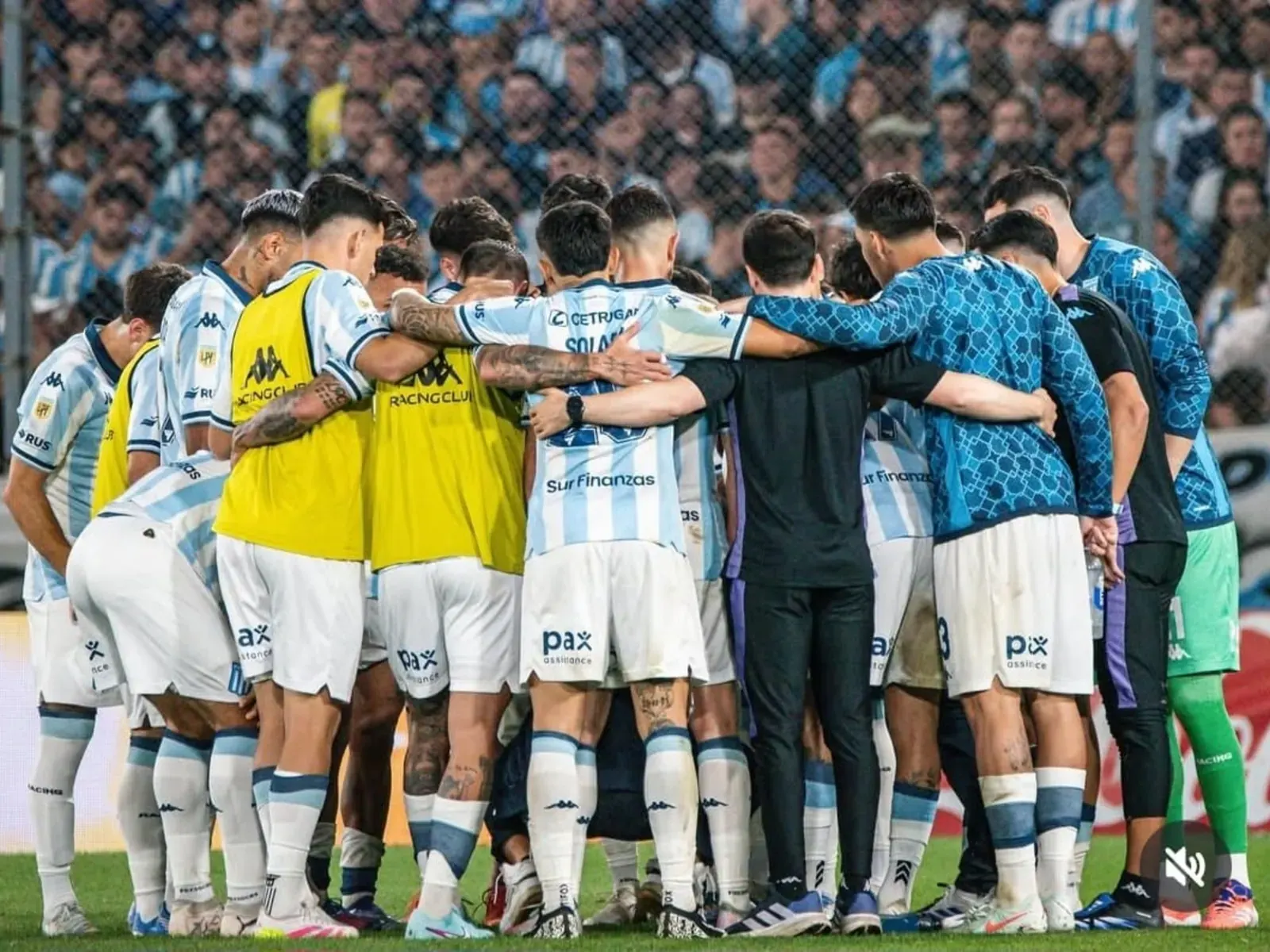Jugador de fútbol entrenando en una cancha, con la camiseta del club Racing Club.