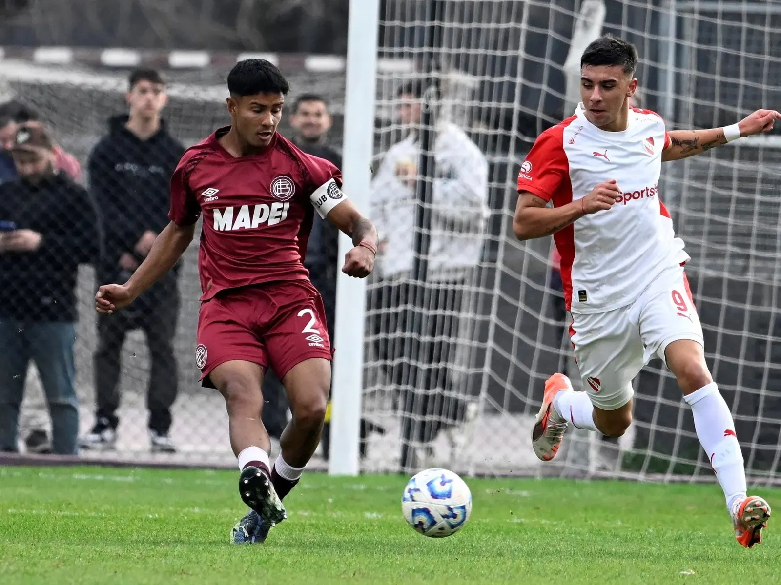 Jugadores de la Reserva de Independiente celebrando un gol en el partido contra Lanús.