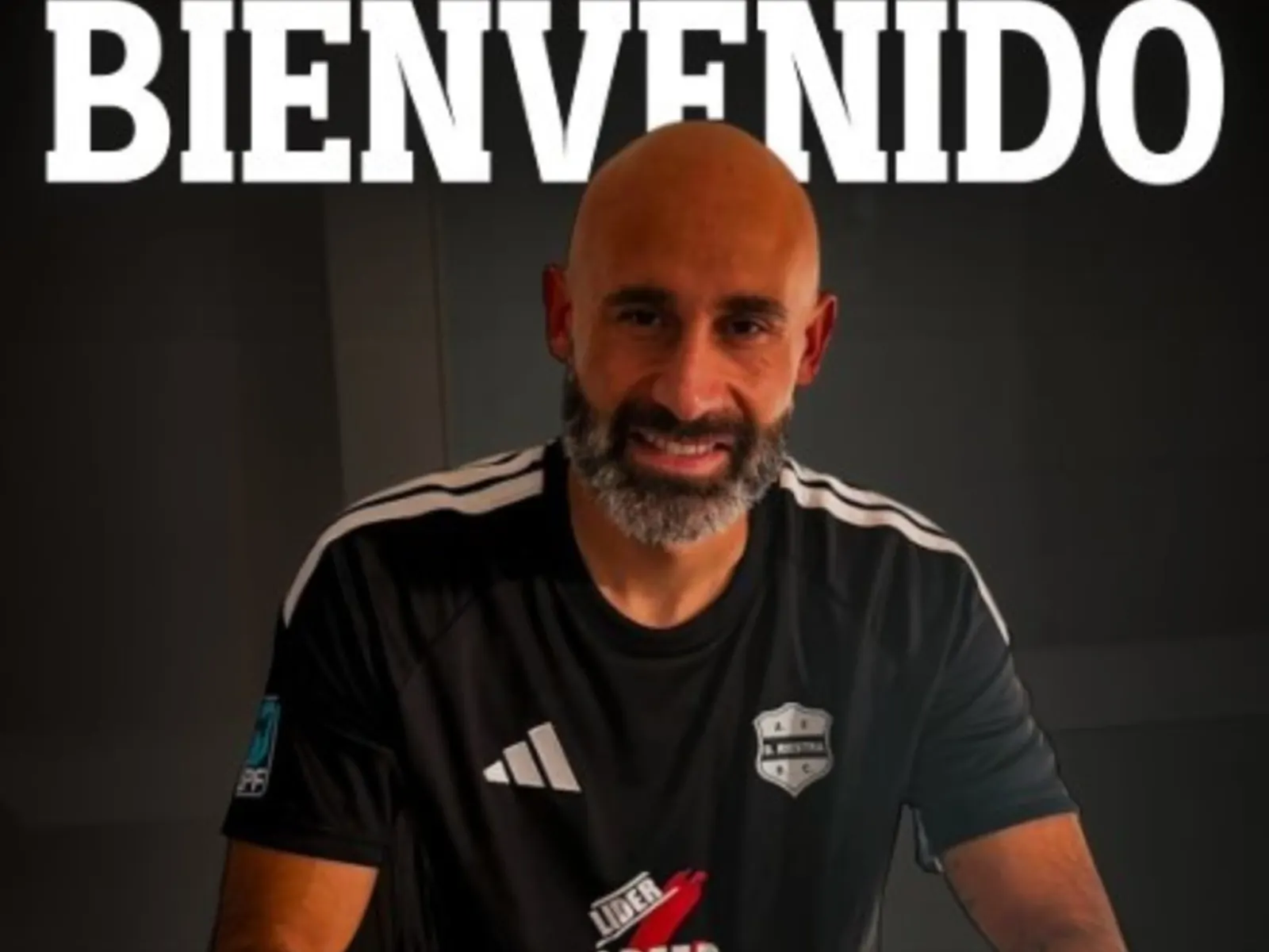 Carlos Quintana, defensor de fútbol, con la camiseta de Deportivo Riestra
