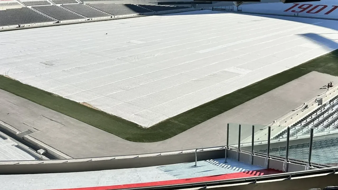 El Monumental se renueva: obras en el césped y ampliación del estadio avanzan en simultáneo