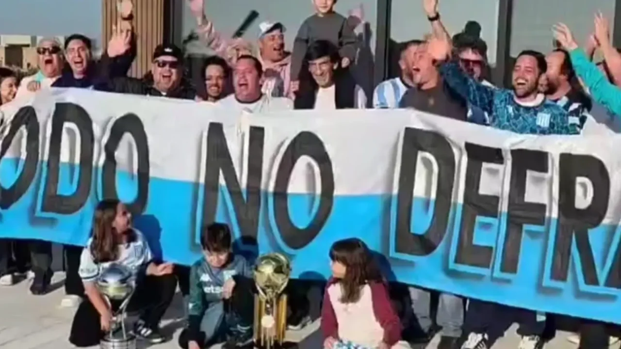 El emotivo regalo de los hinchas de Racing a Gustavo Costas: lágrimas y agradecimientos