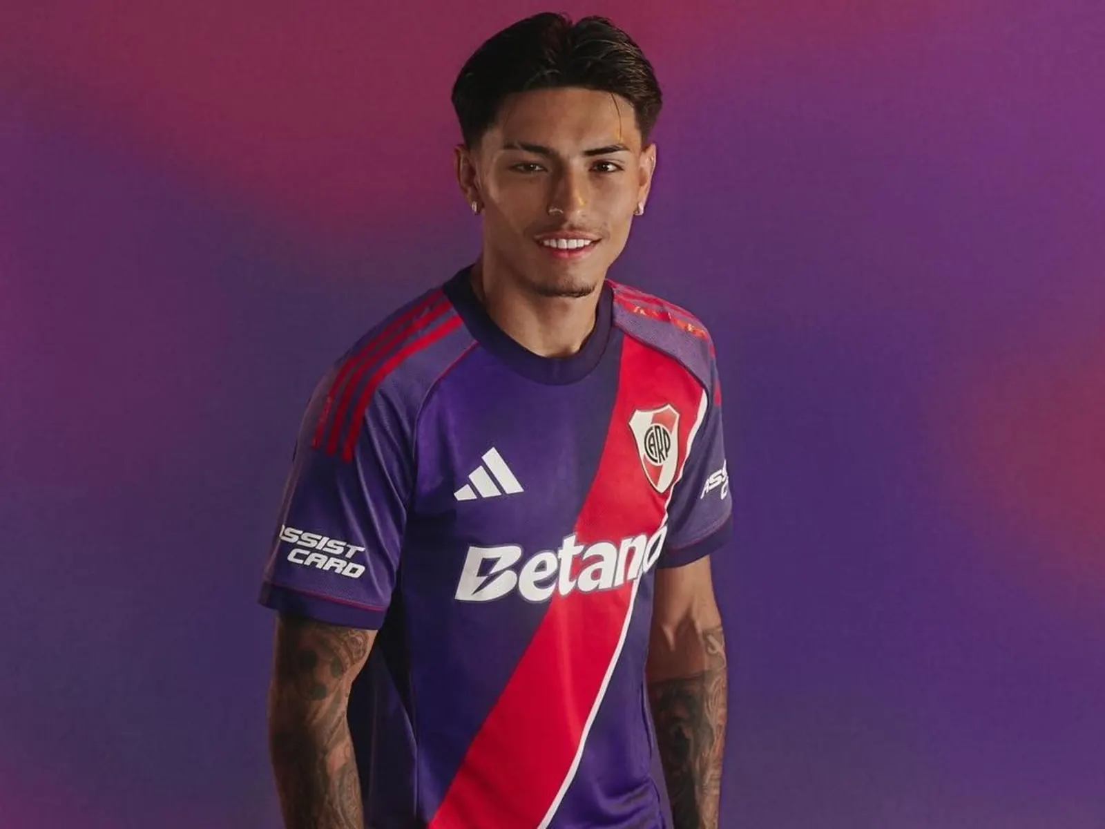 Jugador de fútbol Agustín Ruberto de River Plate en acción.