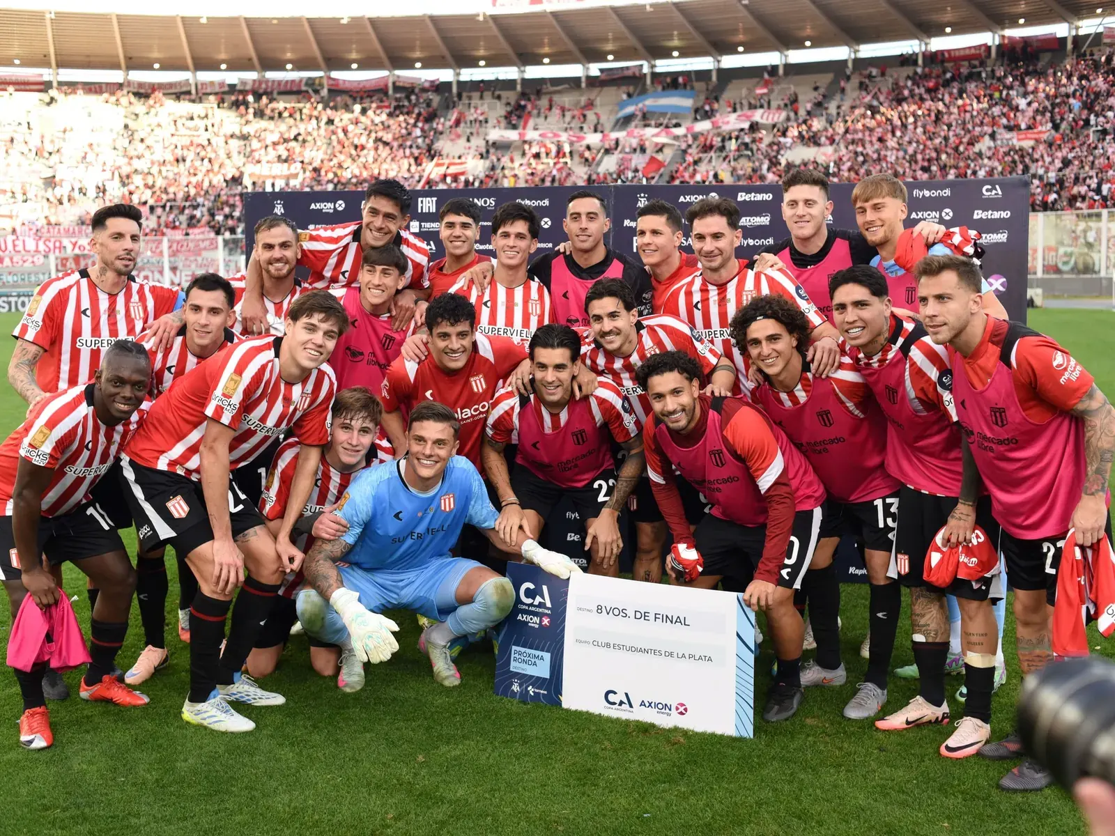 Jugadores de Estudiantes de La Plata celebran un gol contra Rosario Central en la Copa Argentina.