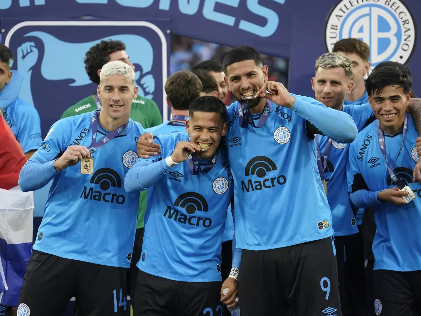 Leonardo Morales, jugador de Belgrano, mostrando la medalla de campeón obtenida.