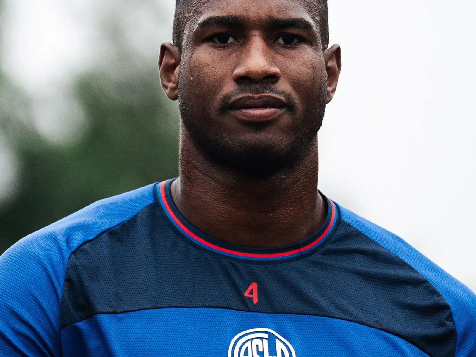 Jhohan Romaña, defensor de San Lorenzo, en acción durante un partido.