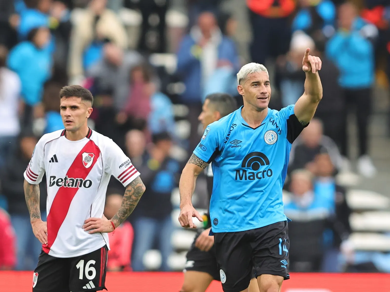 Leonardo Morales, defensor de Belgrano, con el puño en alto celebrando un gol en la final contra River.