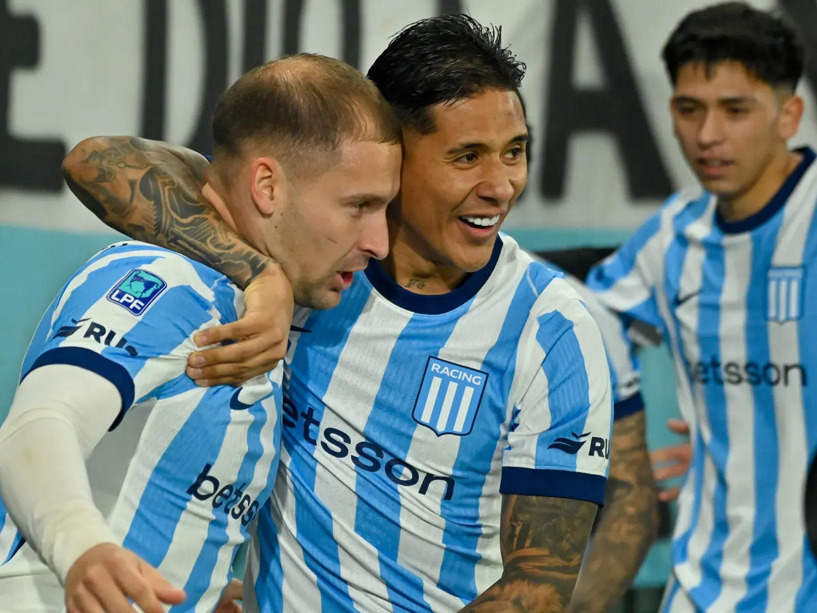 Miljevic celebra su gol tras vencer al arquero de Gimnasia, con el estadio de fondo