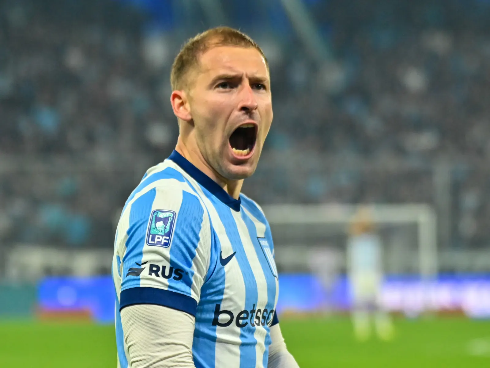 Matko Miljevic, número 10 de Racing, celebra su gol ante Gimnasia en el Estadio Presidente Perón