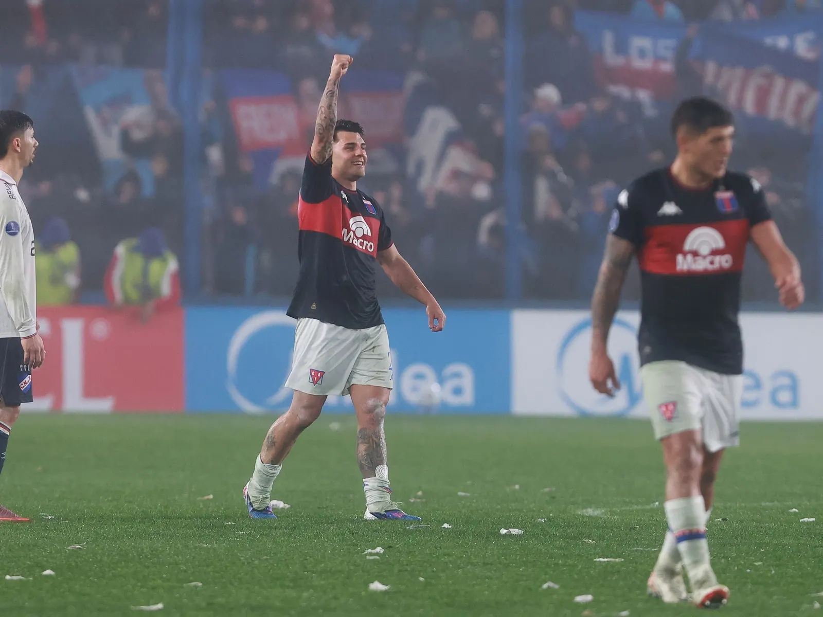 Jugadores de Tigre celebrando un gol en el Gran Parque Central de Montevideo.