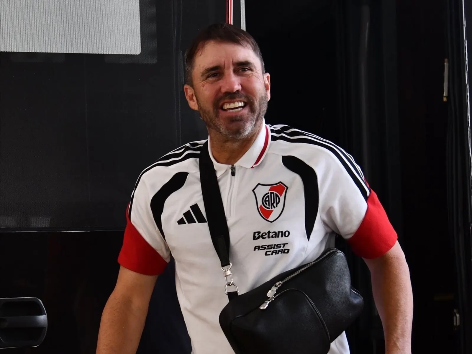 Eduardo Coudet, entrenador de River Plate, dirigiendo desde el banco de suplentes en el Estadio Monumental