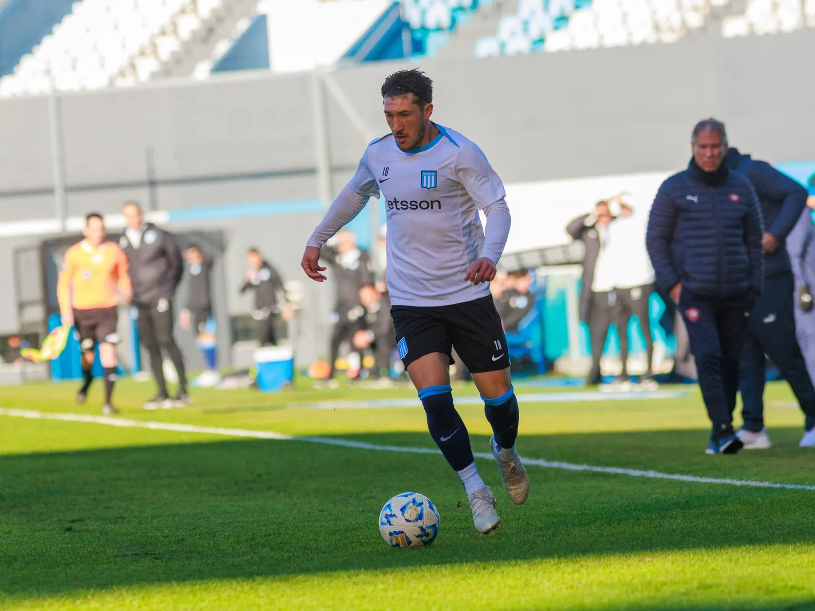 Jugador de Racing, Alfonso Espino, compite por el balón durante un amistoso.
