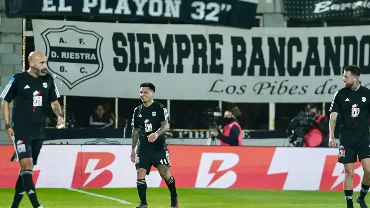 El fortín de Bajo Flores: Riestra y su impresionante historial ante los cinco grandes en el Guillermo Laza