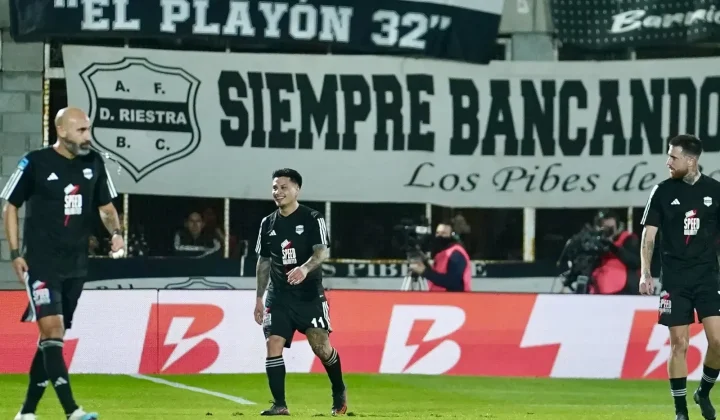 El fortín de Bajo Flores: Riestra y su impresionante historial ante los cinco grandes en el Guillermo Laza