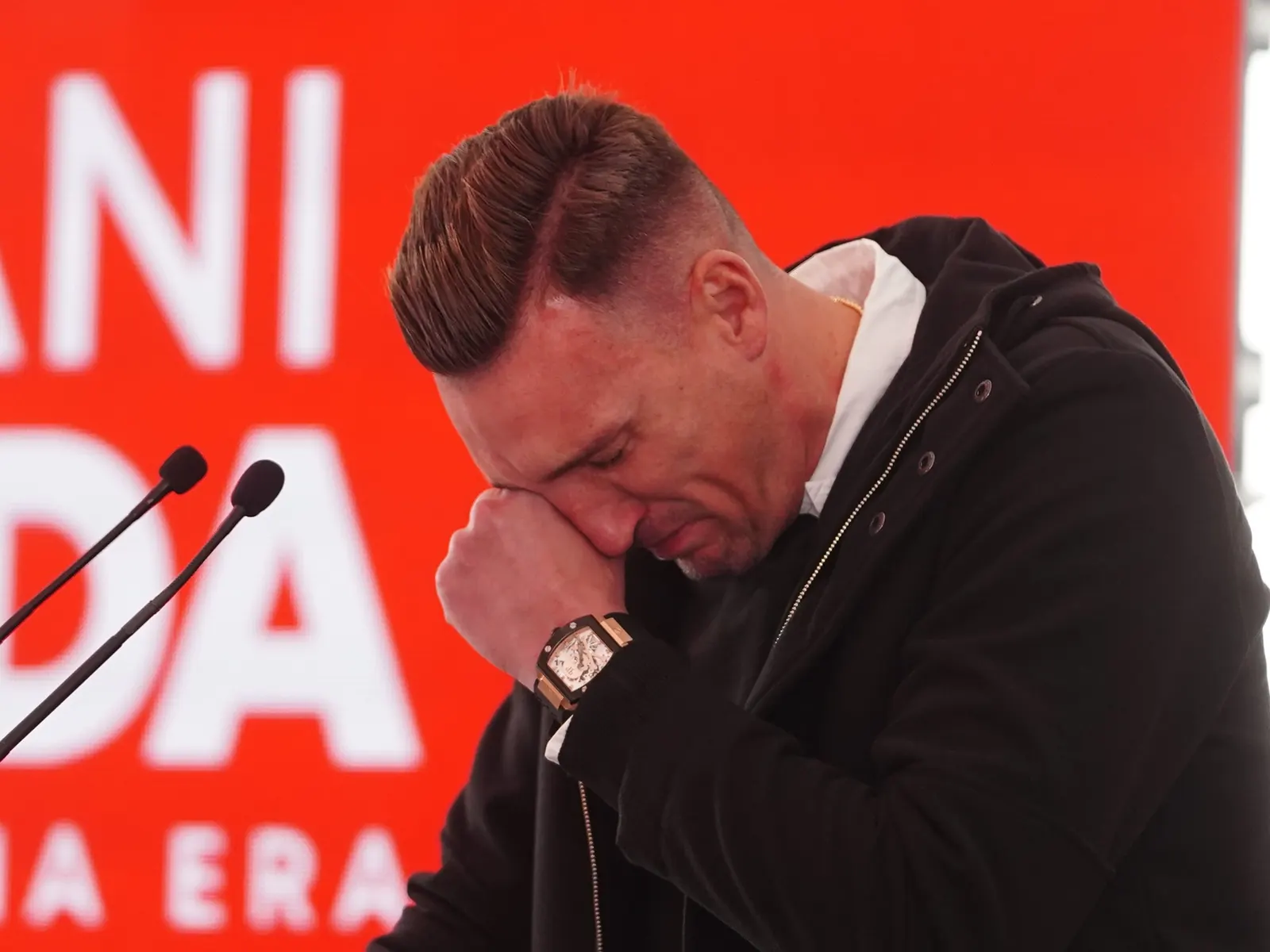 Franco Armani visiblemente emocionado durante su conferencia de despedida de River Plate.