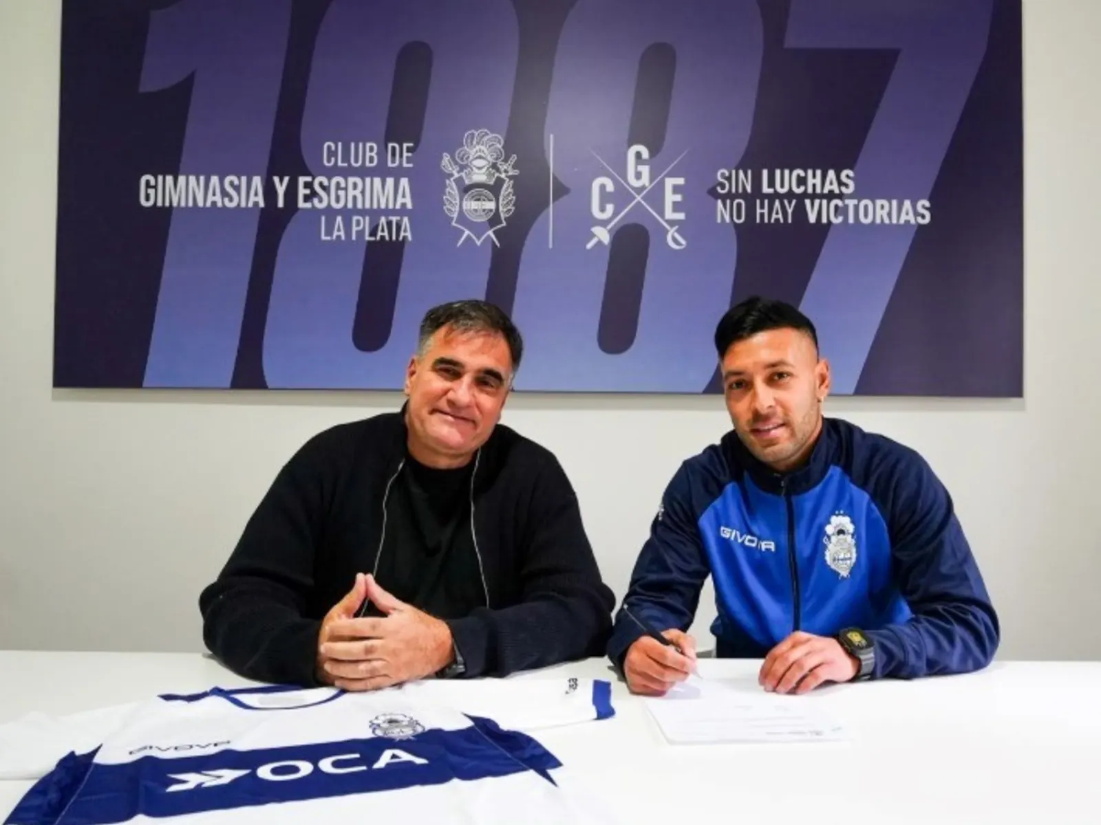 Lucas Janson posa con la camiseta de Gimnasia La Plata durante su presentación como nuevo refuerzo