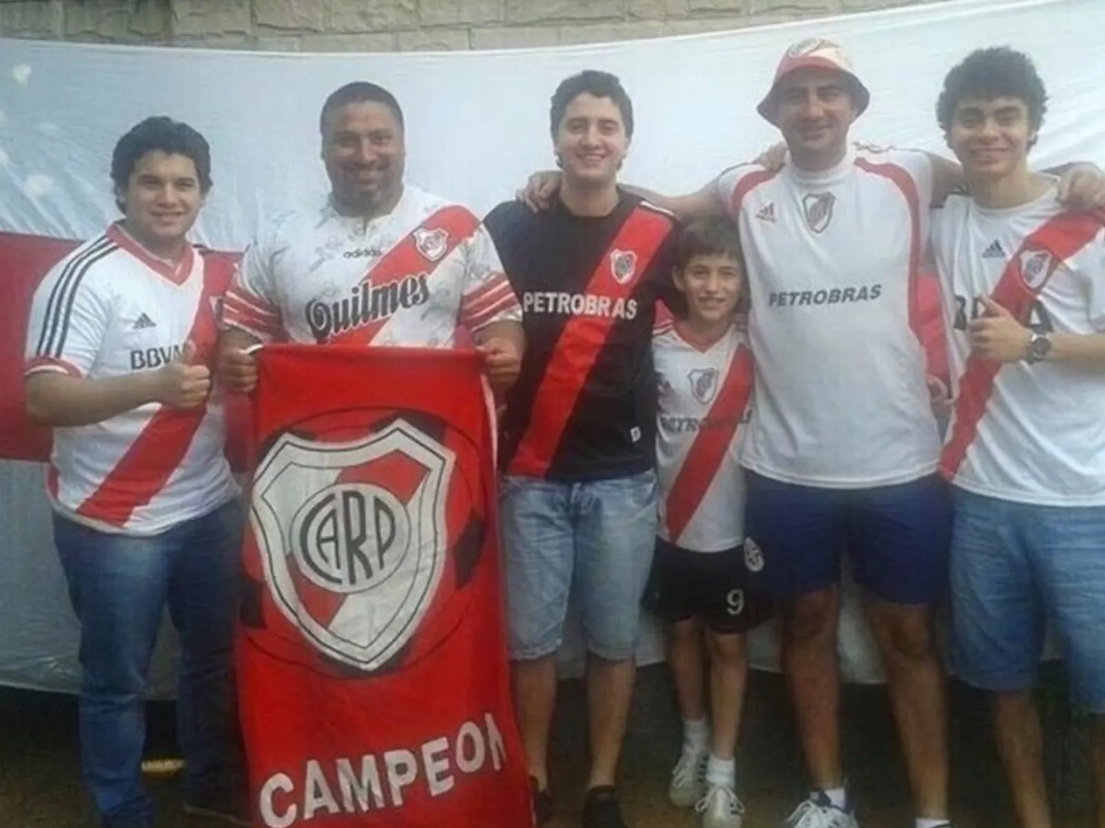 Miguel Almirón, futbolista paraguayo, muestra su tatuaje del escudo de River Plate en la espalda durante una entrevista