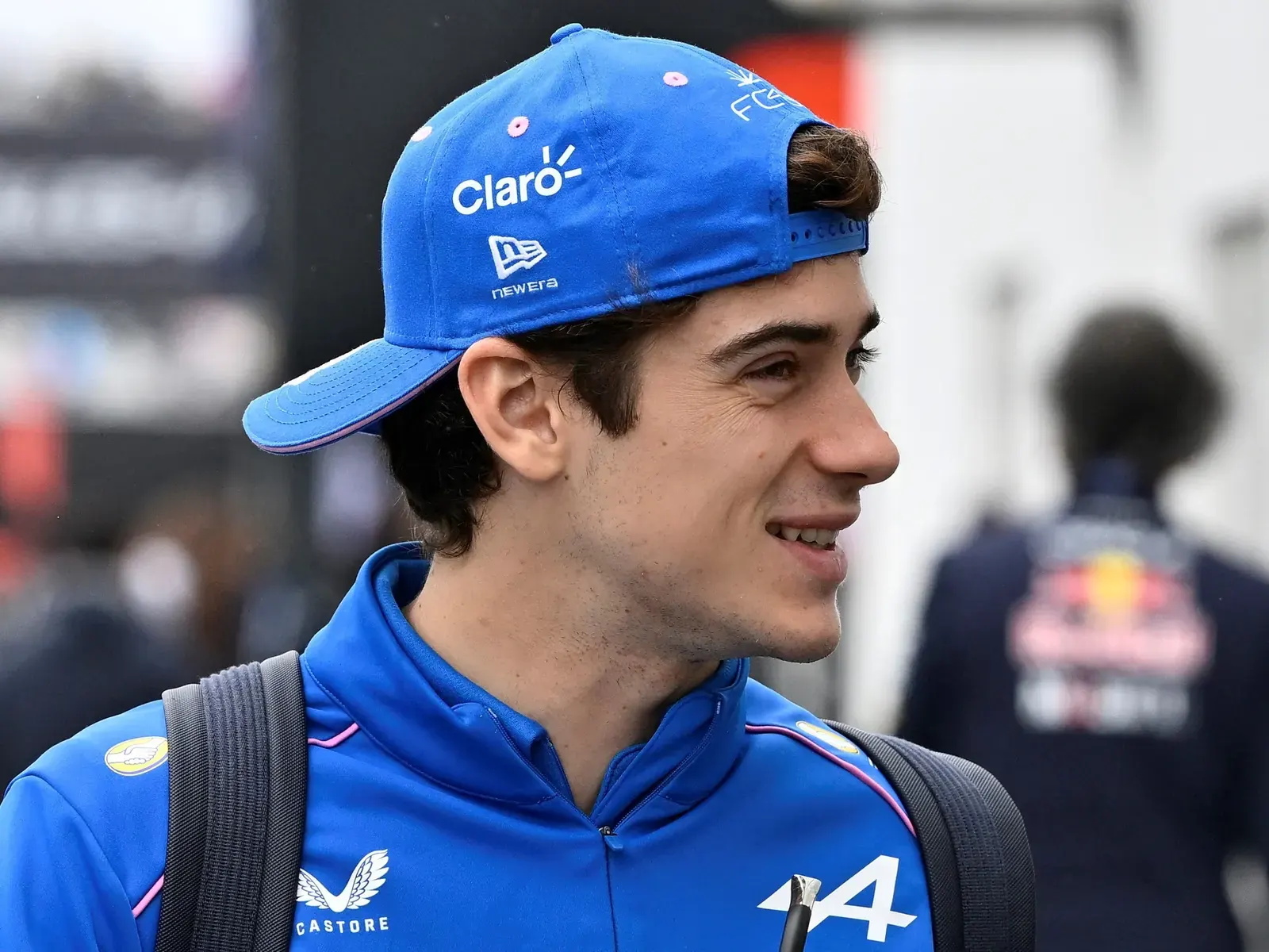Franco Colapinto, piloto argentino de Fórmula 1, mostrando su alegría.