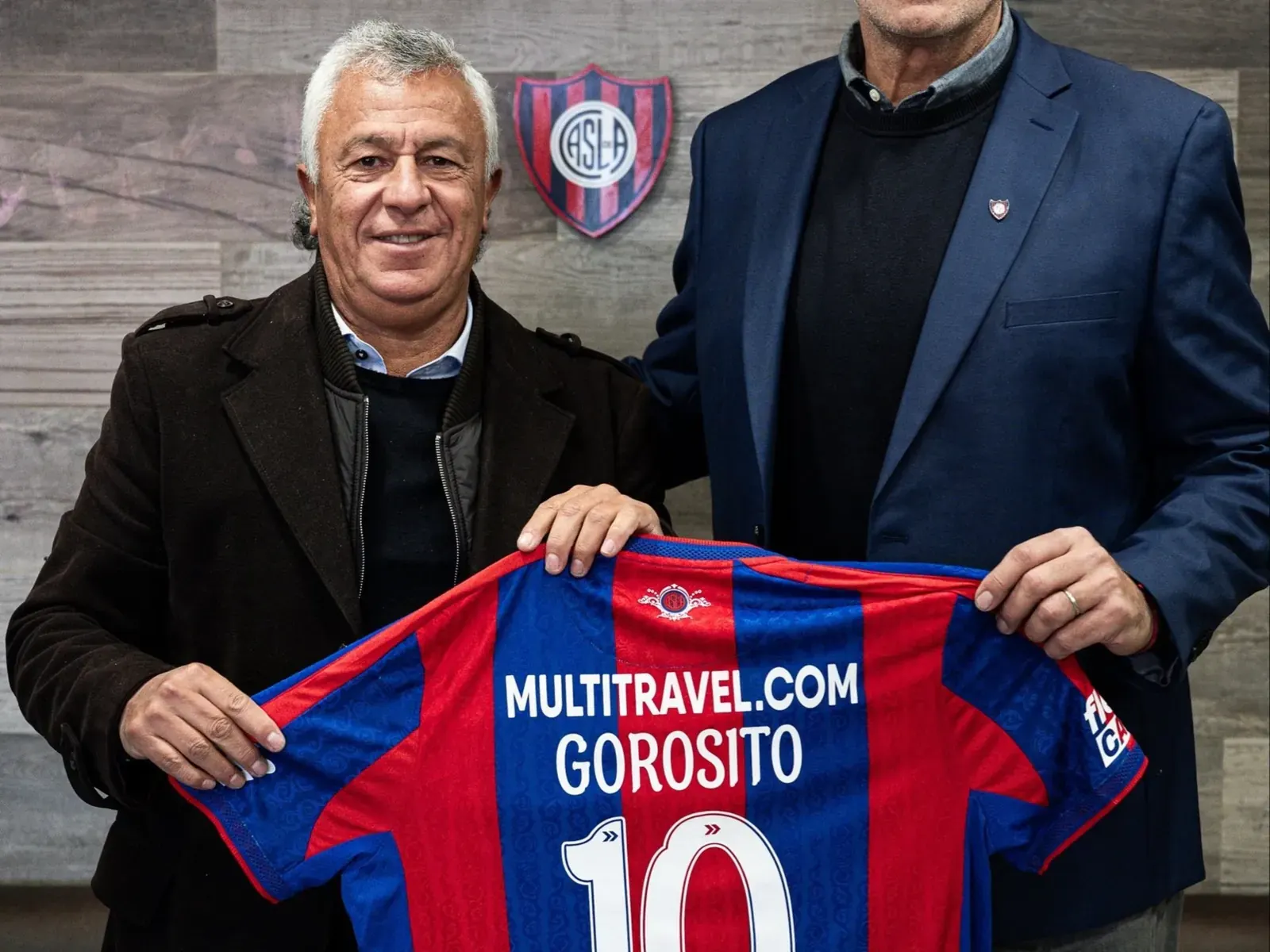 Pipo Gorosito, director técnico de San Lorenzo, dirigiendo un entrenamiento