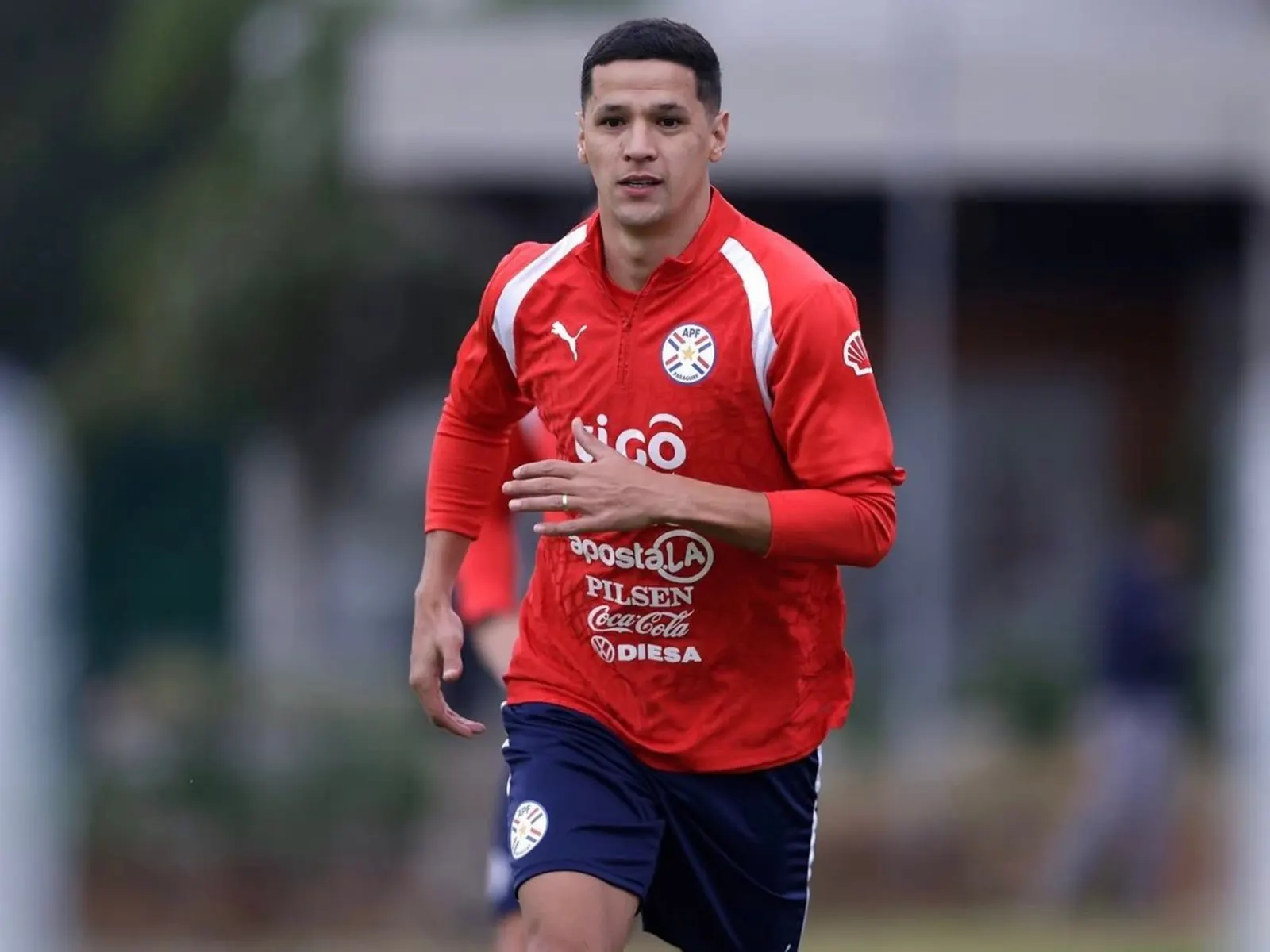Álex Arce, goleador de Independiente Rivadavia, con la camiseta del club.