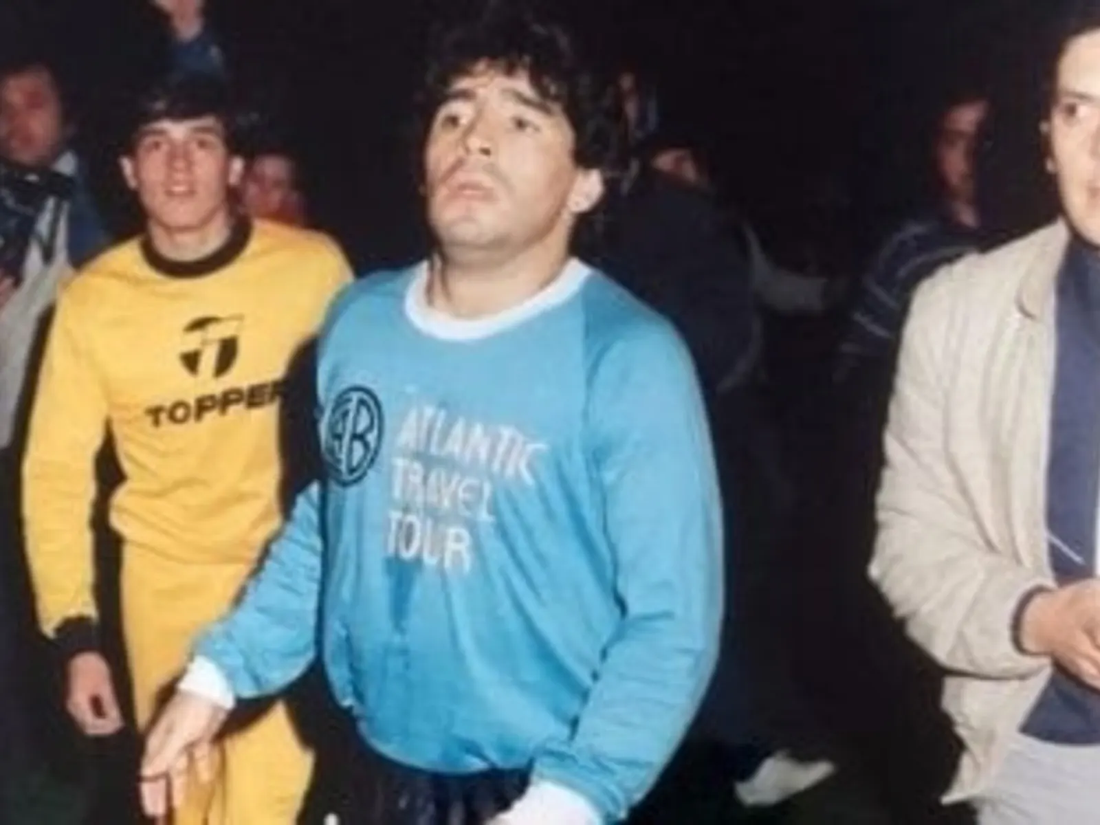 Diego Armando Maradona jugando un partido de fútbol con la camiseta de Belgrano de Córdoba.