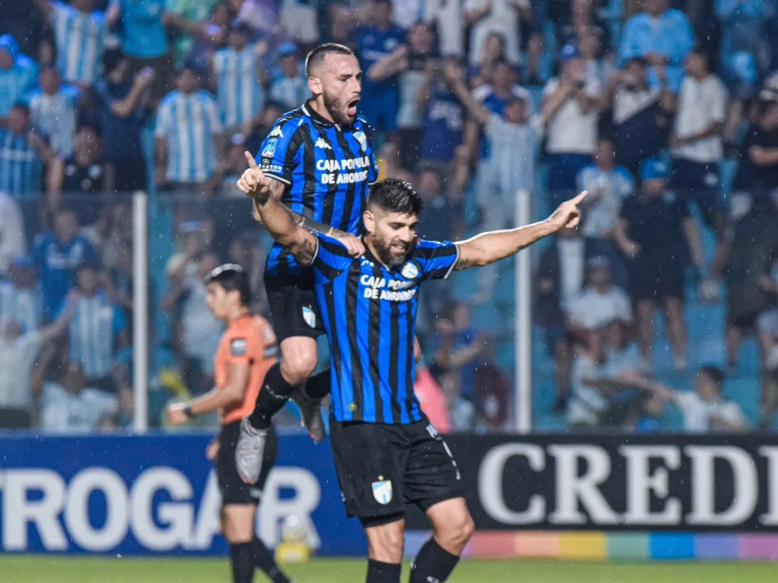 Loco Díaz, delantero de Atlético Tucumán, celebra uno de sus goles ante Central Córdoba mientras Renzo Tesuri festeja a su lado