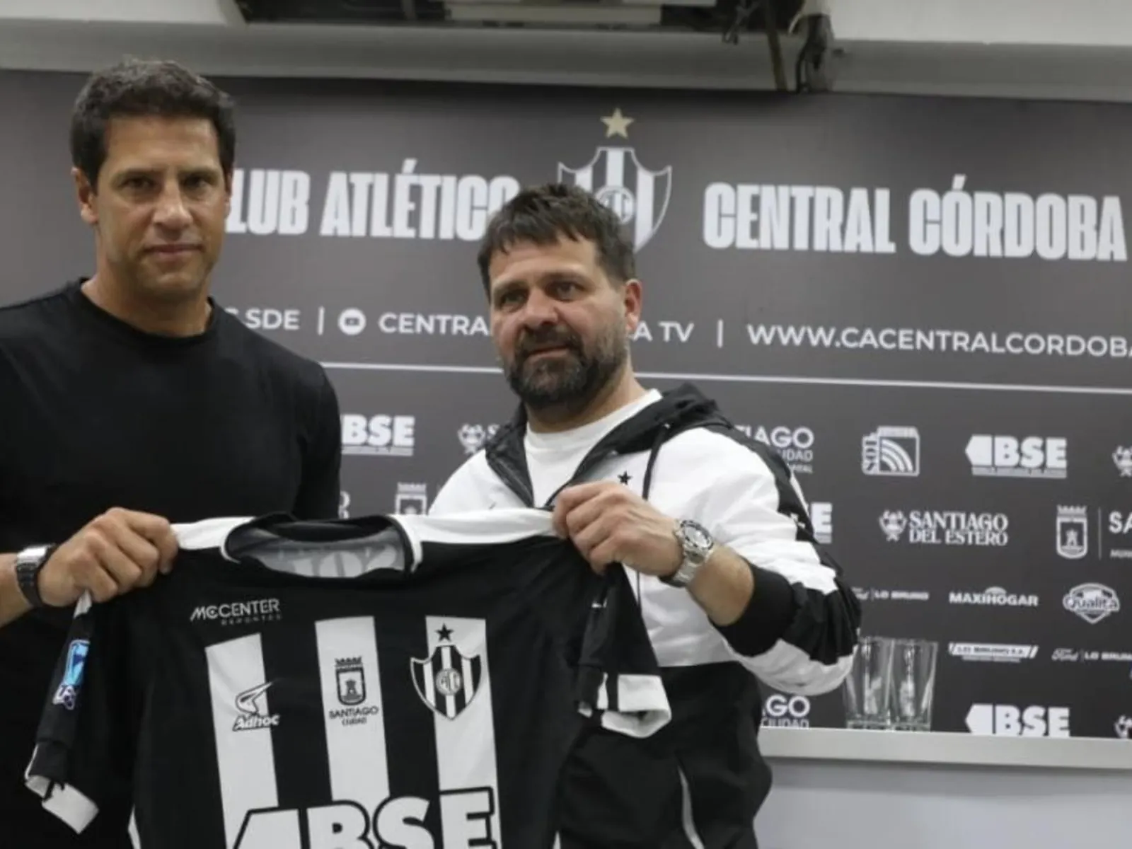 Sebastián Domínguez durante su presentación como director técnico de Central Córdoba en rueda de prensa