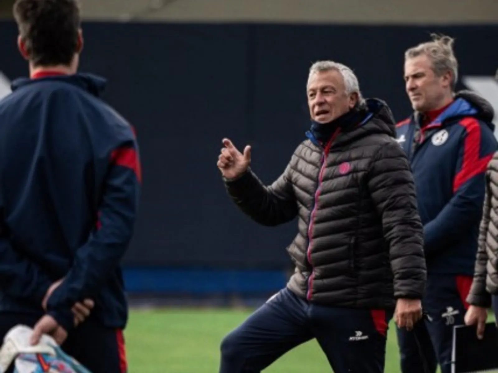Néstor Gorosito dando indicaciones a jugadores de San Lorenzo durante una práctica.