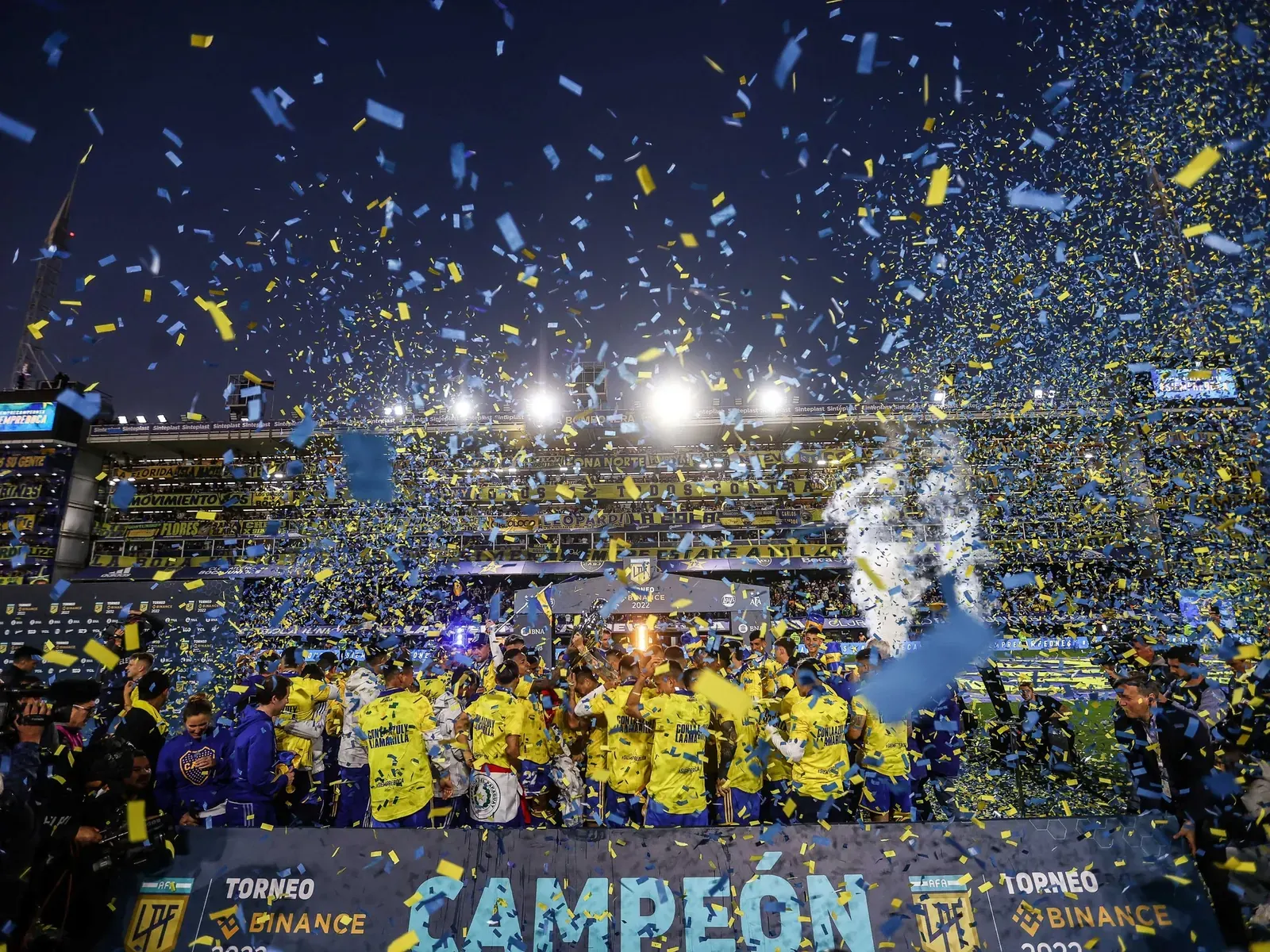 Jugadores celebrando un gol en un partido de fútbol argentino