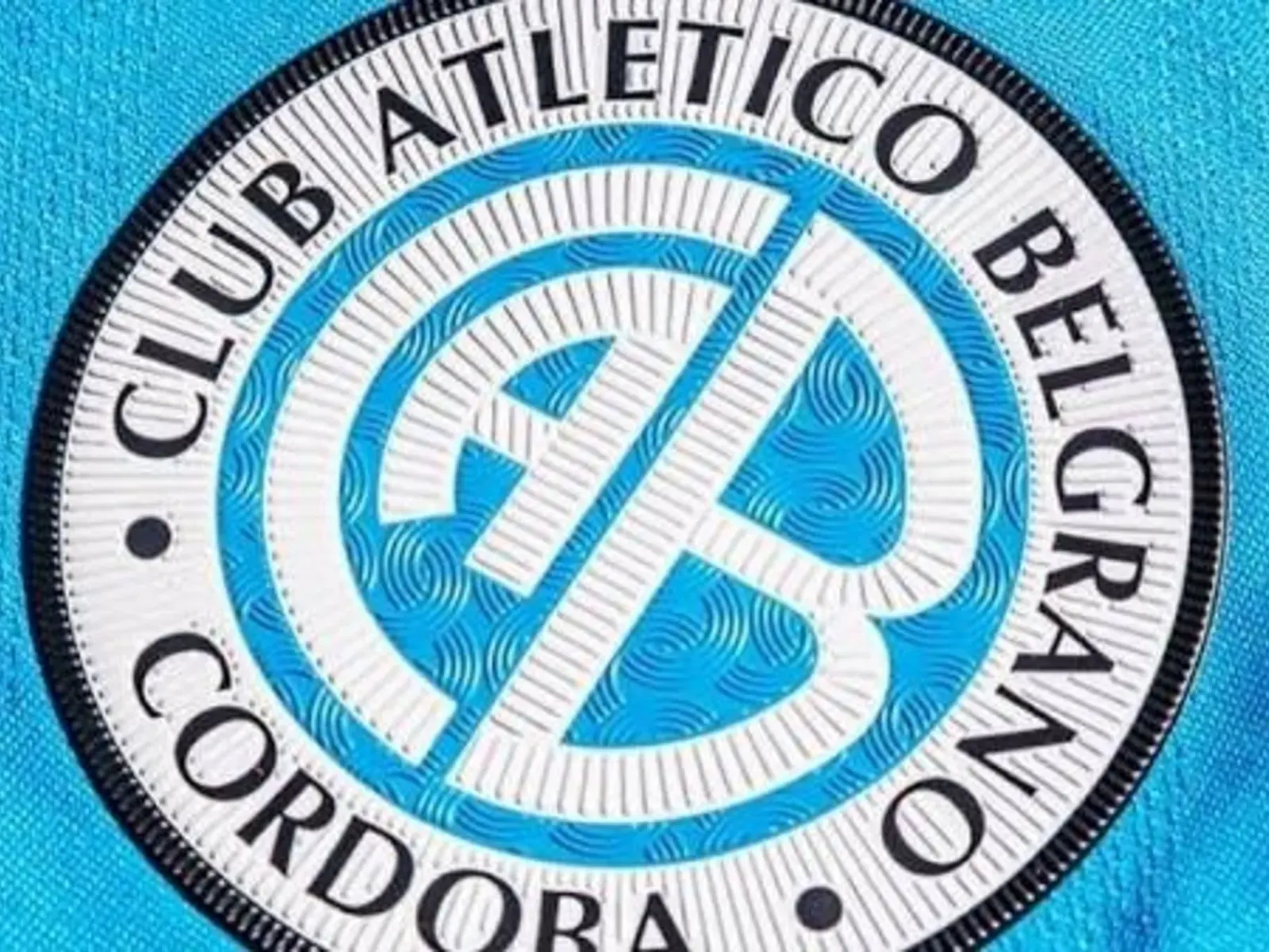 Escudo oficial del Club Atlético Belgrano, sin estrellas, sobre fondo blanco