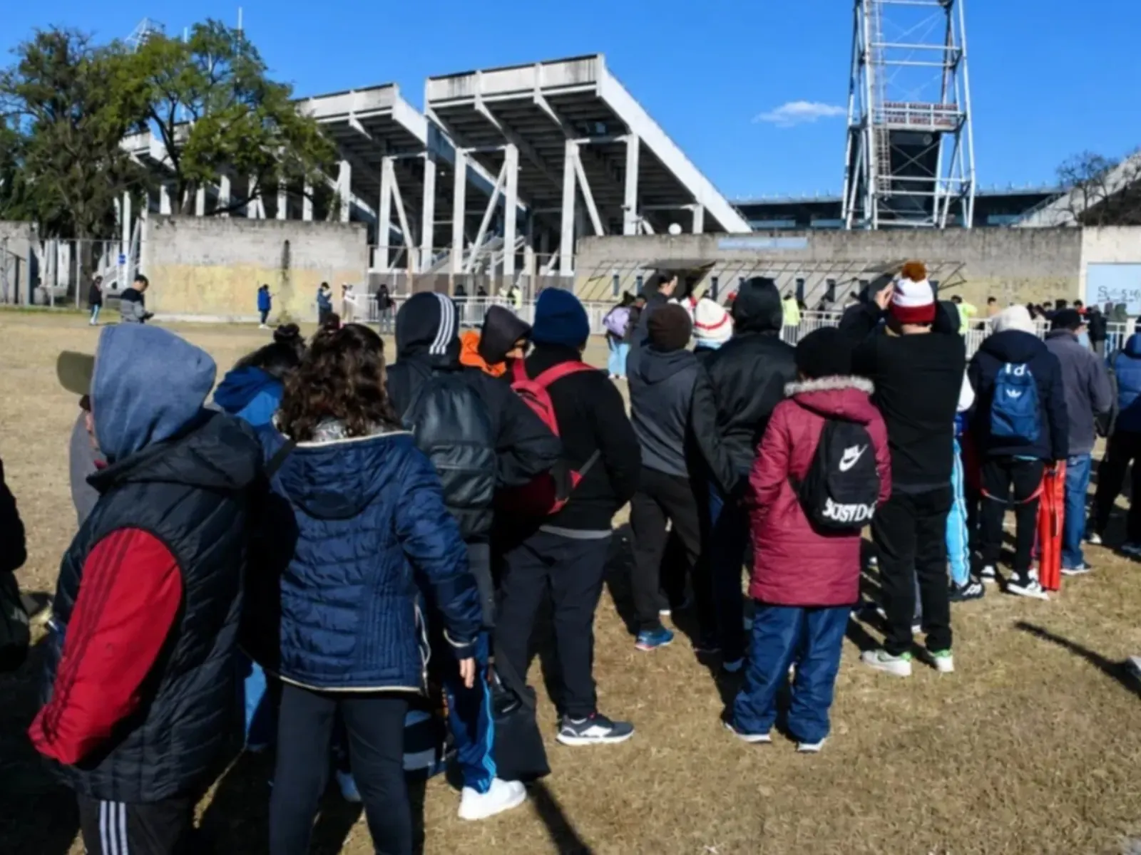 Hinchas de River Plate formando largas filas en los alrededores del estadio Padre Martearena en Salta para adquirir entradas.