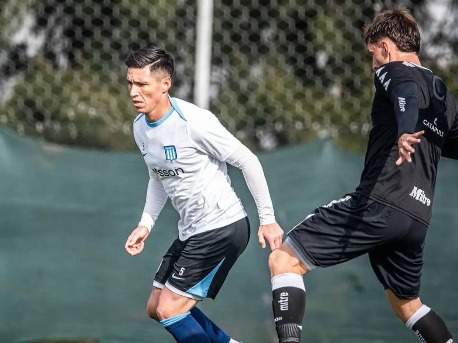 Matías Kranevitter, nuevo refuerzo de Racing, posando con la indumentaria del club.