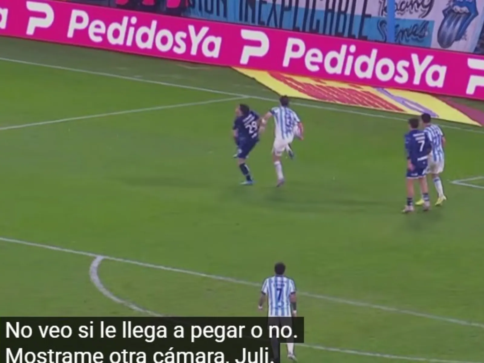 Pantalla de videoarbitraje con la jugada de Sosa y Auzmendi en Gimnasia vs. Racing, Clausura 2025