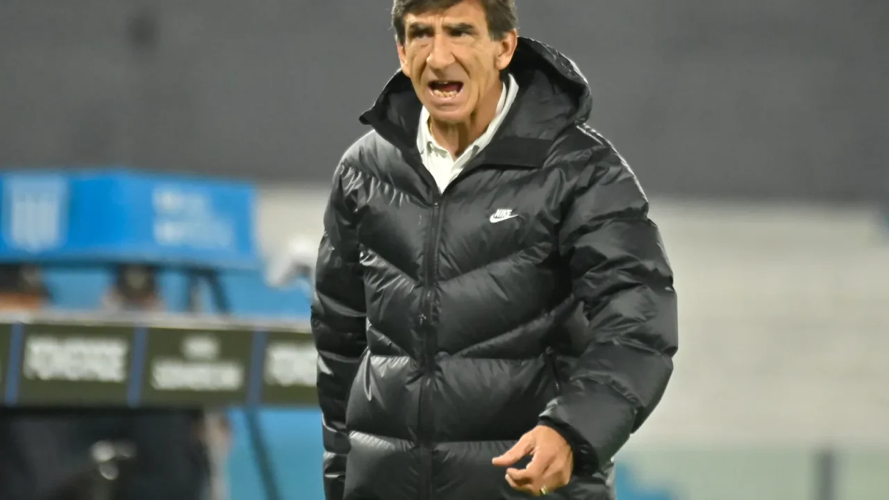Gustavo Costas deja de ser el director técnico de Racing