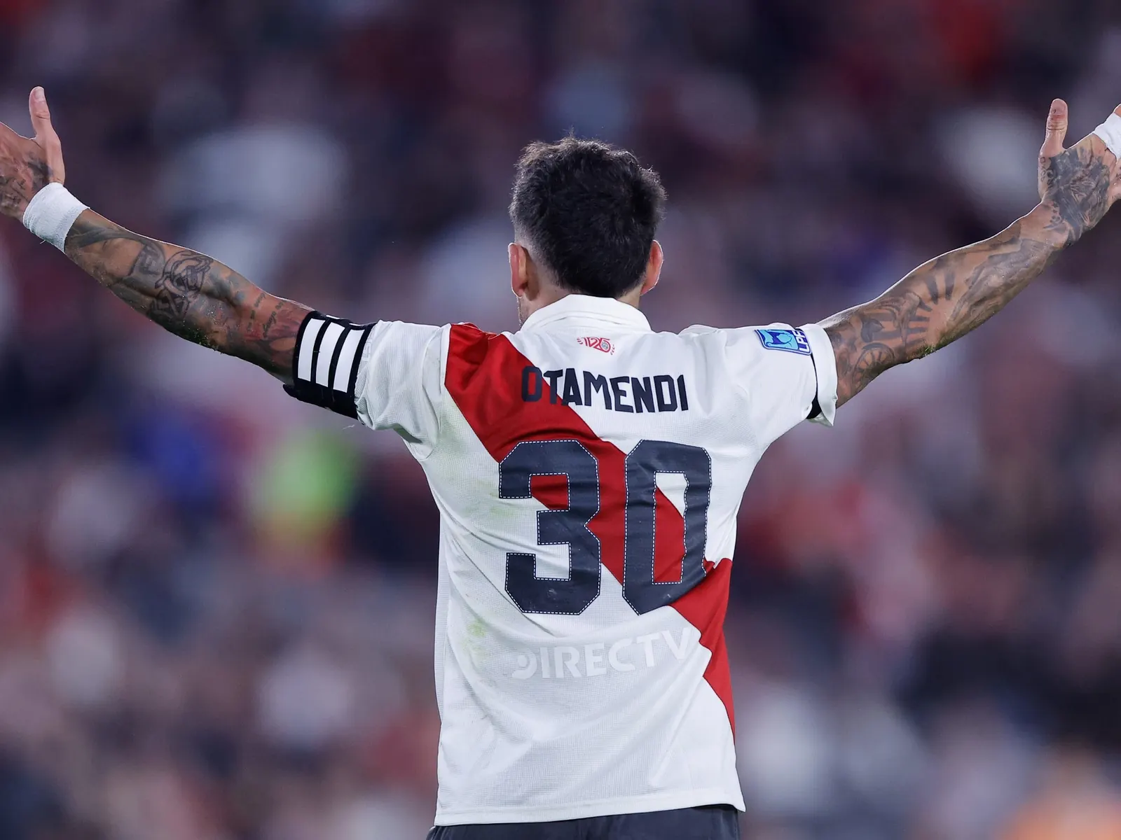 Nicolás Otamendi, capitán de River Plate, atiende a los medios después de la derrota 1-0 contra Barracas Central en el Estadio Monumental