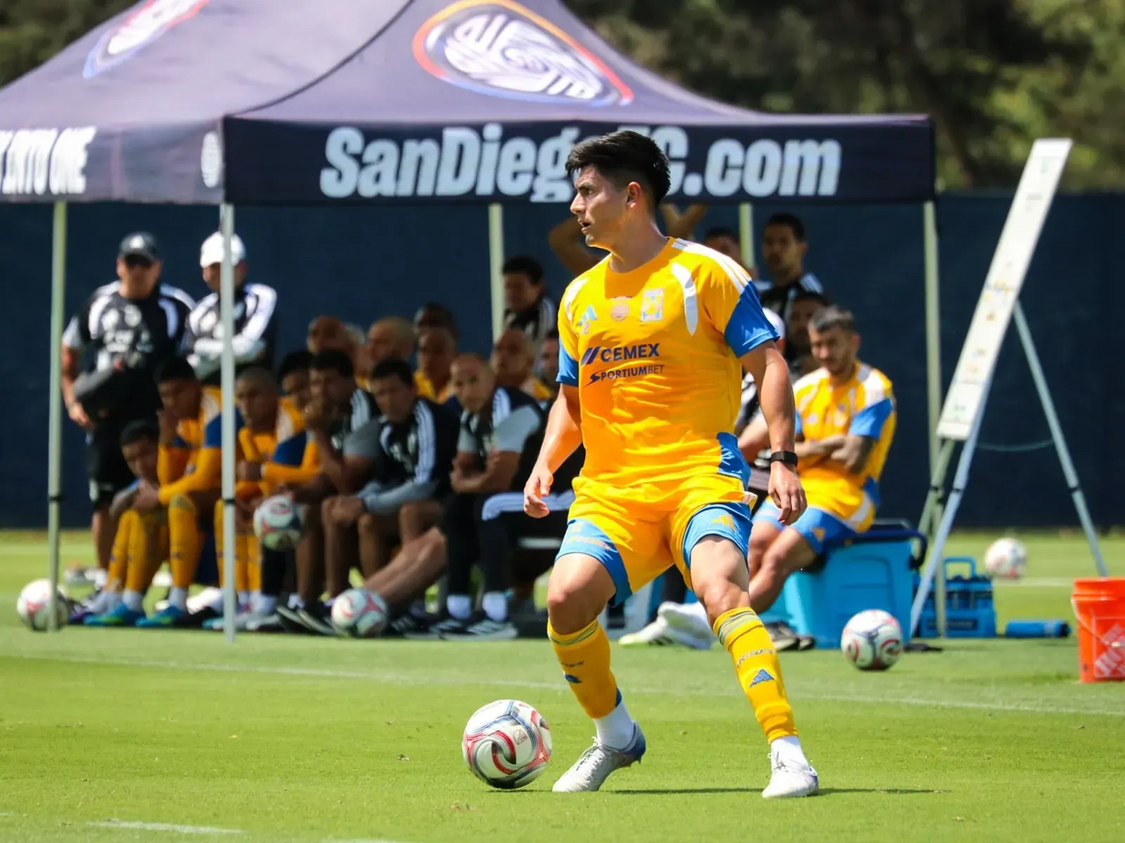 El futbolista argentino Ángel Correa con la camiseta de Tigres UANL.