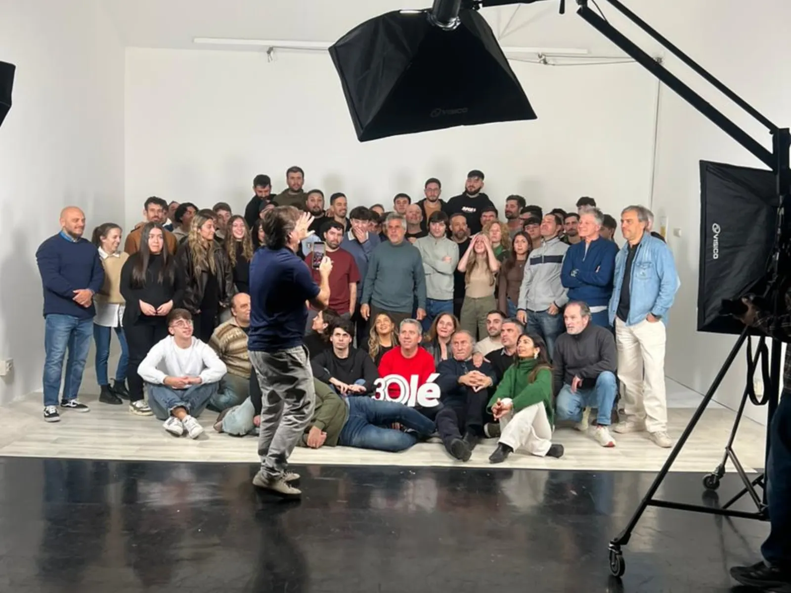 Equipo de periodistas de Olé posando juntos para una fotografía de celebración de sus 30 años.