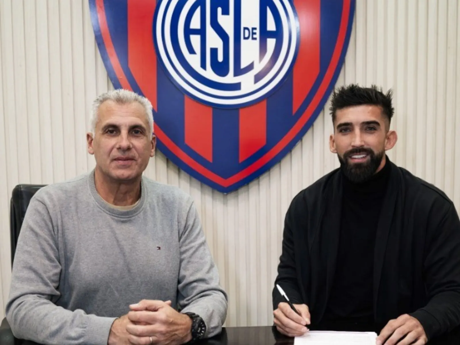 Emiliano Amor, nuevo jugador de San Lorenzo, posa con la camiseta azulgrana durante su presentación oficial.